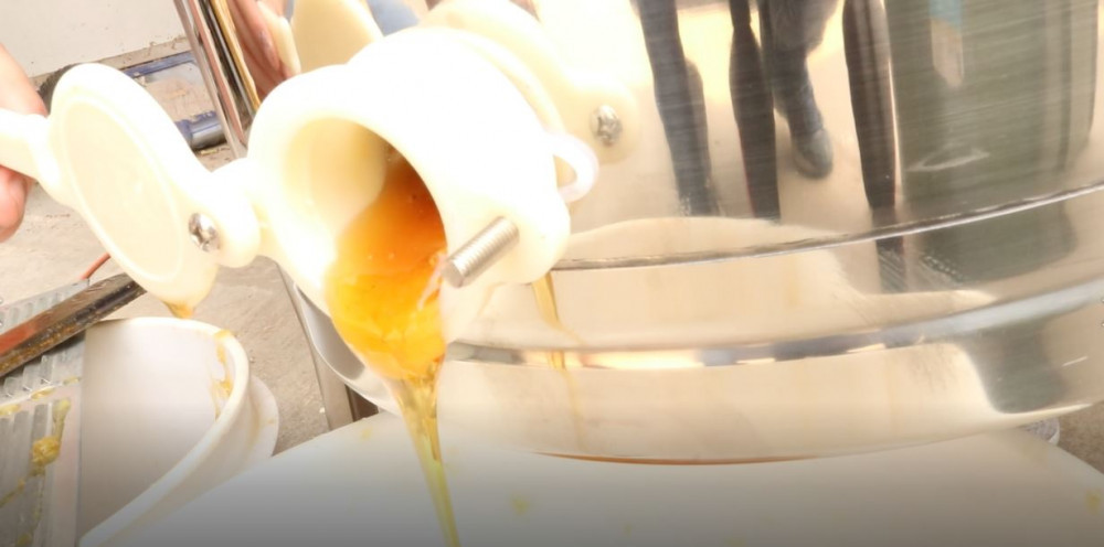 Extracting honey